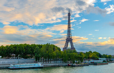 Fototapeta na wymiar Eiffel Tower from the Seine River