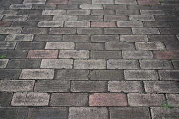 煉瓦ブロックで舗装された歩行者用道路
