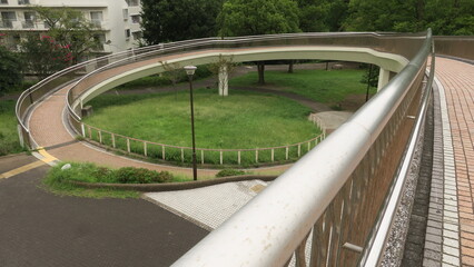 横浜のカーブを描くスロープ型歩道橋