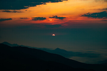 Nascer do Sol no topo da montanha