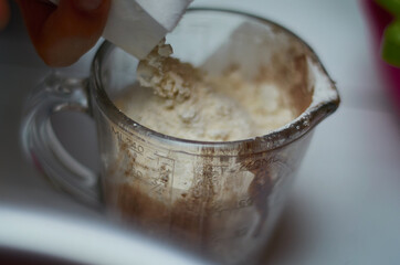 Vertiendo harina en taza medidora