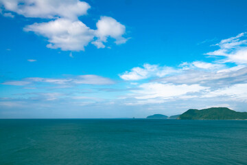 Fototapeta na wymiar 緑の島が浮かぶ穏やかで美しい青い海