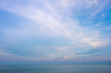 Fototapeta premium The atmosphere of the blue-purple sea is soft, beautiful, peaceful, relaxing.