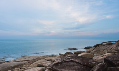 The atmosphere of the blue-purple sea is soft, beautiful, peaceful, relaxing.