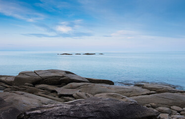 The atmosphere of the blue-purple sea is soft, beautiful, peaceful, relaxing.