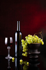 Obraz na płótnie Canvas Still life with grapes and wine in glasses