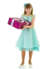 Naklejka premium Little girl with a gift. Isolated on white background