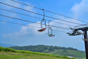 青空バックに見上げる夏のスキー場のリフト