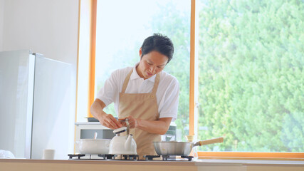 料理する男性