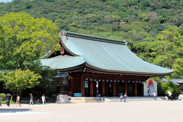 Obraz premium Crowded Kashihara Jingu Temple in Nara