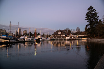 朝日の受けるロイヤル・バンクーバー・ヨットクラブ　　バンク－バ－　ブリティッシュコロンビア　カナダ
