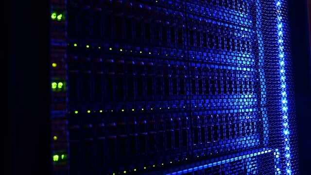 Server Racks in einem Rechenzentrum