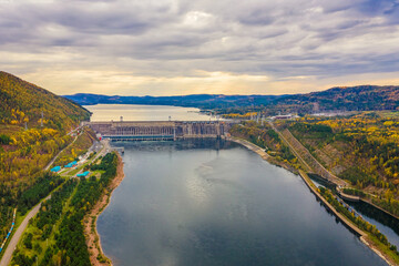 Obraz premium View of the hydroelectric dam on the Yenisei River