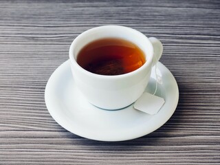 흰색 도자기 컵에 담긴 홍차 