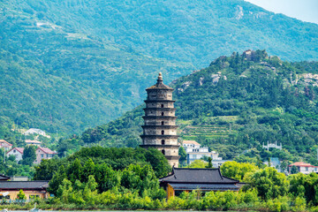 Lianyungang Huaguoshan Lake and Temple Pagoda