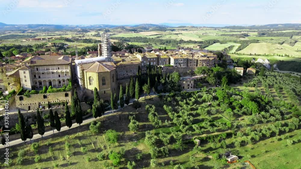 Wall mural Pienza, Tuscany. Aerial view at sunset of famous medieval town. Slow motion