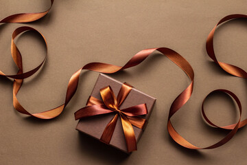茶色のリボンとギフトボックスの温かい洗練されたプレゼントのイメージ