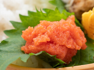 紫蘇の葉に辛子明太子をトッピング