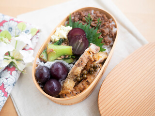 手作りのおいしい曲げわっぱのお弁当【そぼろご飯】