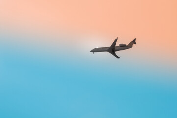 Fototapeta na wymiar Samolot pasażerski na niebie.