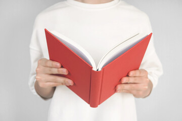 Woman reading a book. Book close-up.  本を読む女性。本のクローズアップ。