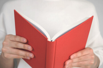 Woman reading a book. Book close-up.  本を読む女性。本のクローズアップ。
