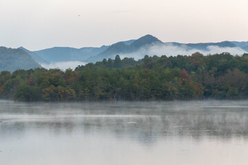 Obraz na płótnie Canvas 山裾と湖に発生した朝靄