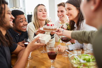 Gruppe Freunde gratulieren zum Geburtstag mit Kuchen