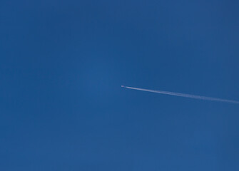 Flugzeug vor Blauem Himmel
