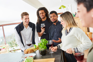Freunde reden und trinken gemeinsam in Küche