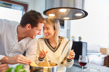 Glückliches Paar in Küche beim Nudeln kochen