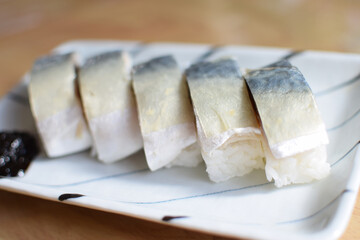 pressed mackerel sushi / 日本料理(鯖寿司・ばってら押し寿司の皿盛り) - ヨコ撮