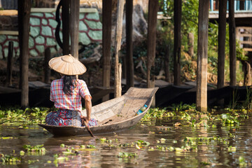 Lifestyle in Lake Inle, with his famous leg-rowing fishermen and a relaxing way to live
