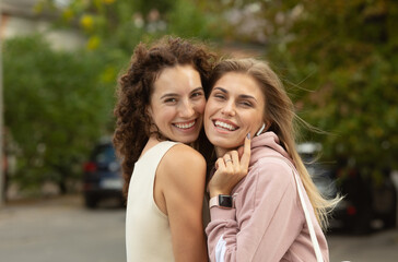 Naklejka premium Portrait of two smiling girlfriends outdoor.