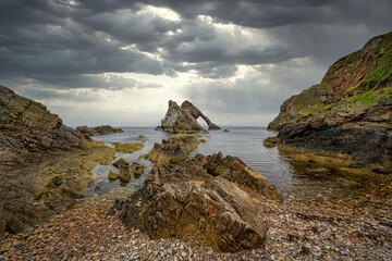 Felsen Bowfiddle Rock in der Bucht von Moray Firth. Portknockie,  Schottland, Großbritannien