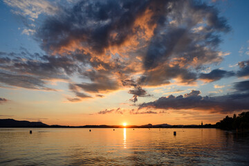 Fototapeta na wymiar Sonnenuntergang über dem Bodensee bei Radolfzell