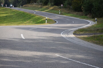 S-Kurve in herbstlicher Eifel