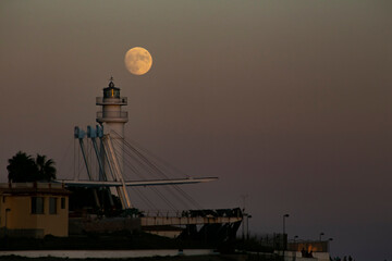 La lune y el faro