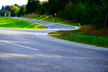 S-Kurve einer herbstlichen Allee