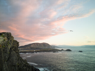 Bonito acantilado en la costa gallega a la hora de la puesta del sol