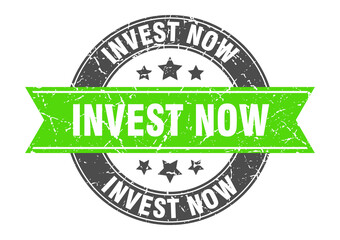 Obraz premium invest now round stamp with ribbon. label sign