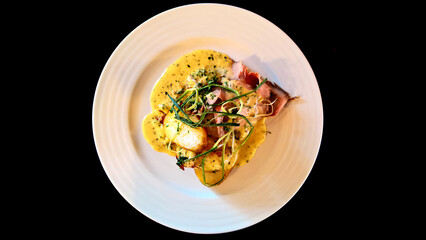 Slices of roast beef with baked potatoes and Béarnaise sauce
