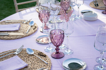 vasos y copas de cristal con decoraciones rosas, cubiertos y  mantel para bodas, eventos y  celebraciones