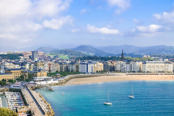 Fototapeta premium beautiful sunset view of sandy beach and marina in the city center Donostia San Sebastian in the Bay of Biscay, Basque Country, Spain