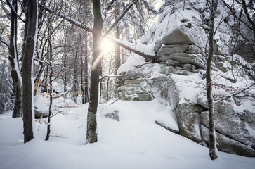 Verschneite Felsen im Naturpark Steinwald