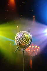 光りに照らされたミラーボール