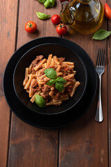 Piatto di pasta casereccia con ragu di manzo alla bolognese