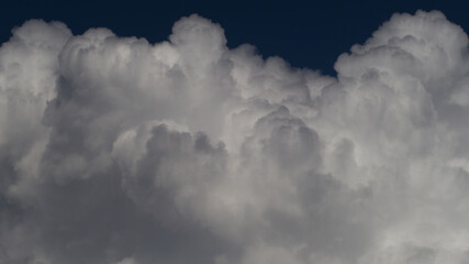 Gros cumulus ressemblant à de la mousse