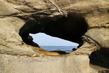 城ヶ島の波で浸食された岩