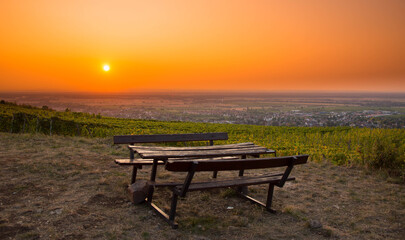 Sonnenaufgang über Barr im Elsass im Frühherbst